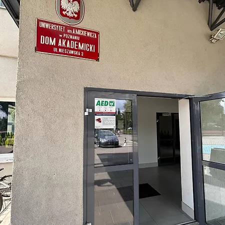 アパートホテル Dom Akademicki Przy Ulicy Nieszawskiej